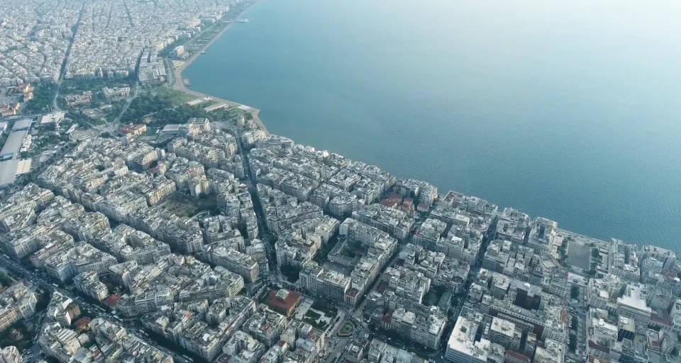 Η Θεσσαλονίκη από ψηλά: τα οικοδομικά τετράγωνα ως τη θάλασσα.