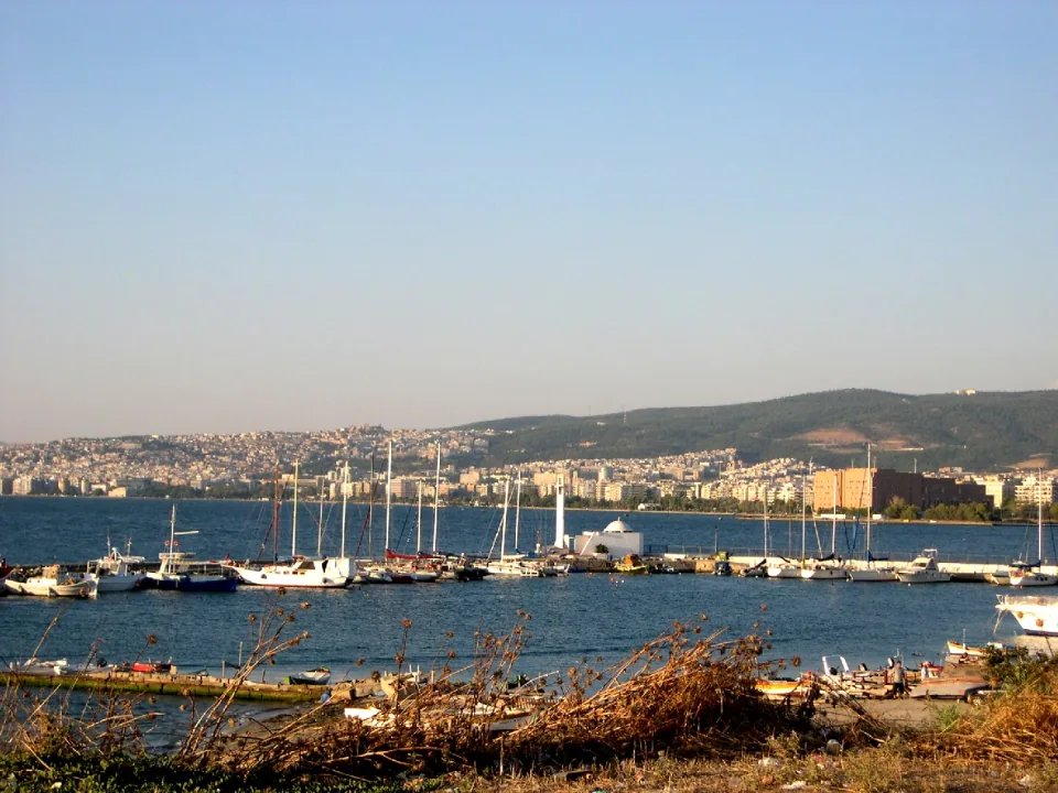 Η μαρίνα της Καλαμαριάς στο Καραμπουρνάκι και η πόλη απέναντι.